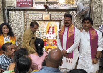 बंजारा समाज बांधवांचे स्वामी समर्थांच्या चरणी साकडे ; आमचे भाऊ मंत्री व्हावेत