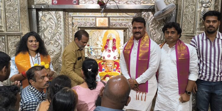 बंजारा समाज बांधवांचे स्वामी समर्थांच्या चरणी साकडे ; आमचे भाऊ मंत्री व्हावेत