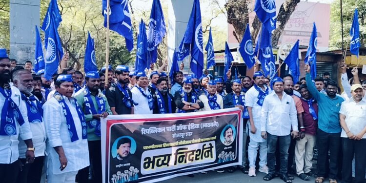 रिपाइं आठवले गटाचा सोलापुरात मोर्चा ; परभणी घटनेचा निषेध ; फक्त आंबेडकरी समाजच का?
