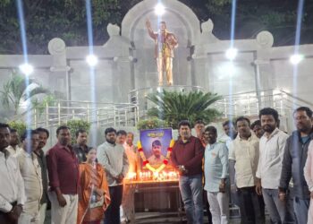 सोलापुरात बाबासाहेबांच्या पुतळ्यासमोर मयत सूर्यवंशी यांना काँग्रेसची श्रद्धांजली