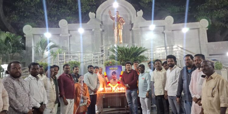 सोलापुरात बाबासाहेबांच्या पुतळ्यासमोर मयत सूर्यवंशी यांना काँग्रेसची श्रद्धांजली
