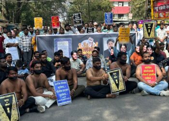 सोलापुरात तरुण भीमसैनिकांचा लक्षवेधी अर्ध नग्न मोर्चा