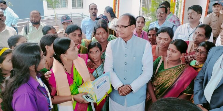 सोलापूरच्या लाडक्या बहिणीची मुख्यमंत्री व केंद्रीय कृषिमंत्र्यांकडे मागणी ; अल्पभूधारक शेतकऱ्यांना…..