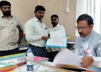 “पुढारी आले की आपण वाकून काम करतो रे” ; माध्यमिक शिक्षणाधिकारी एका विषयात का झाले भावूक !!!