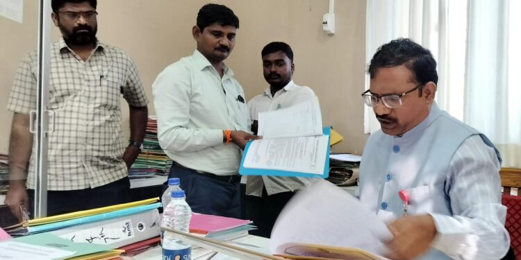 “पुढारी आले की आपण वाकून काम करतो रे” ; माध्यमिक शिक्षणाधिकारी एका विषयात का झाले भावूक !!!