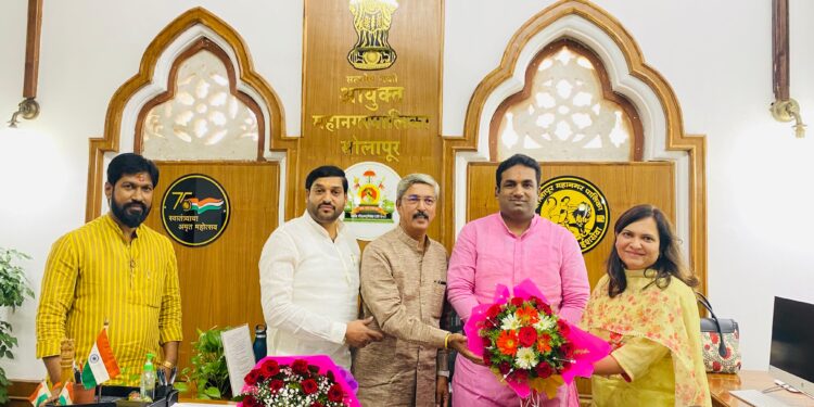 आमदार देवेंद्र कोठे यांनी घेतली महापालिका आयुक्तांची भेट ; या महत्त्वाच्या विषयावर झाली चर्चा