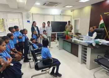 बैठक सोडून जिल्हाधिकारी स्वामी आले अन् जिल्हा परिषदेच्या विद्यार्थ्यांनी साधला मुक्त संवाद