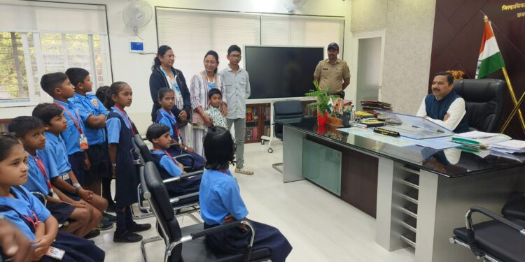 बैठक सोडून जिल्हाधिकारी स्वामी आले अन् जिल्हा परिषदेच्या विद्यार्थ्यांनी साधला मुक्त संवाद