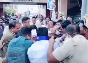 सोलापुरात काँग्रेस कार्यकर्ते आणि पोलिसांमध्ये झटापट ; गृहमंत्री अमित शहा यांचा पुतळ्याला…..