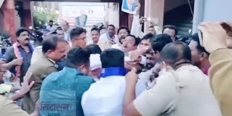 सोलापुरात काँग्रेस कार्यकर्ते आणि पोलिसांमध्ये झटापट ; गृहमंत्री अमित शहा यांचा पुतळ्याला…..