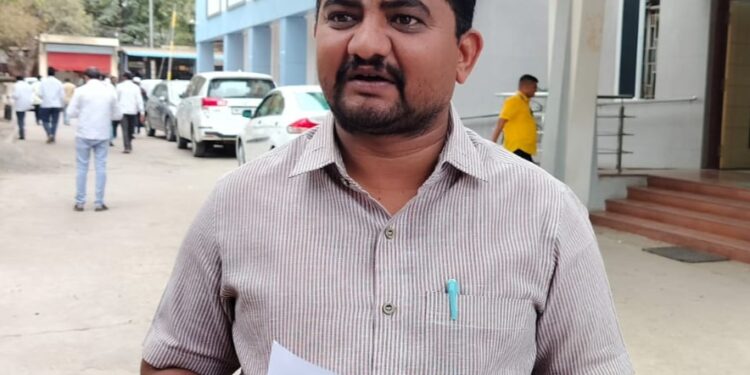 तत्कालिन ग्रामसेवक दफ्तर देईना ! वैतागलेल्या सरपंचाची झेडपीत धाव