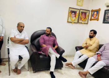 पालकमंत्री जयकुमार गोरे, राम सातपुते यांच्याकडून कोठे कुटुंबियांचे सांत्वन