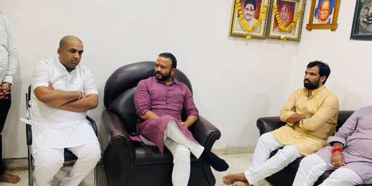 पालकमंत्री जयकुमार गोरे, राम सातपुते यांच्याकडून कोठे कुटुंबियांचे सांत्वन