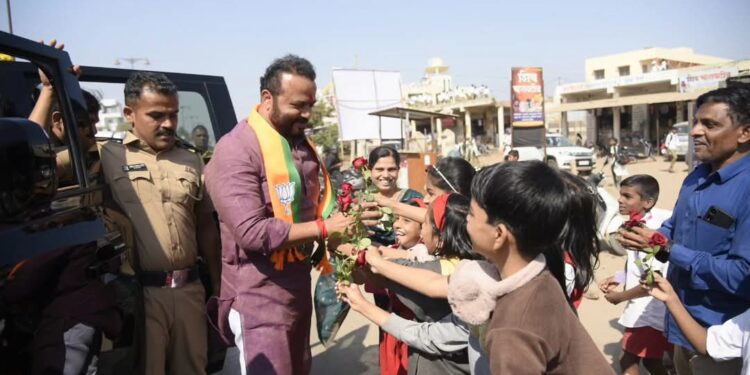 सोलापूरकरांच्या जंगी स्वागताने ‘जया भाऊ’ भारावले ! पालकमंत्री गोरेंनी स्वीकारल्या सर्वांच्याच शुभेच्छा