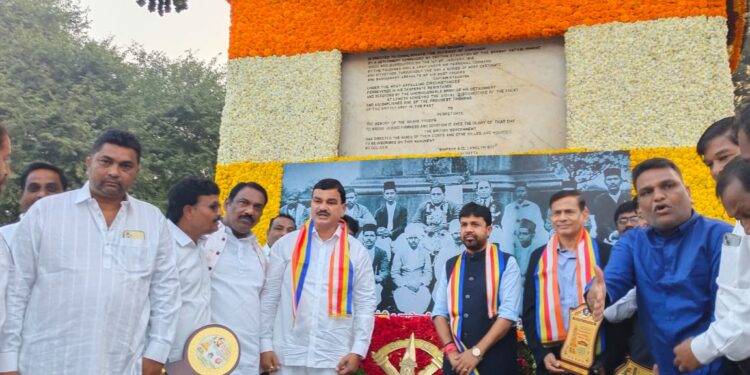 आनंद चंदनशिवे यांचे मंत्री दत्ता भरणे व माजी मंत्री संजय बनसोडे यांच्या समवेत अभिवादन