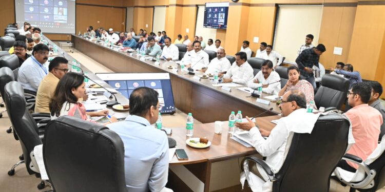 सोलापुरात झाला जलसंपदा मंत्री राधाकृष्ण विखे पाटीलांच्या अभिनंदनाचा ठराव ; दादा बापूंचे अनुमोदन