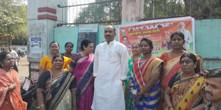 भाजपा सदस्य नोंदणी अभियानात महिला मोर्चाच्या सुनीता कामाठी व लक्ष्मी बदलापुरे यांची आघाडी
