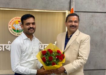 सोलापुरात कलेक्टर दिलीप स्वामींवर शुभेच्छांचा वर्षाव ! सोलापुरातील कर्मचाऱ्यांचे प्रेम व सत्काराने भारावले !