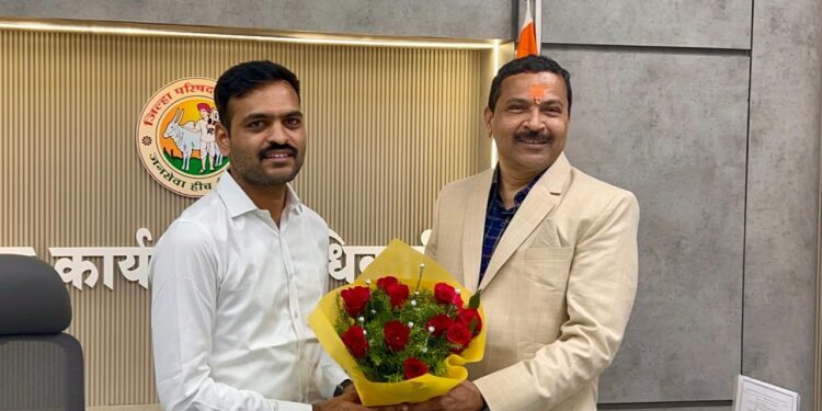 सोलापुरात कलेक्टर दिलीप स्वामींवर शुभेच्छांचा वर्षाव ! सोलापुरातील कर्मचाऱ्यांचे प्रेम व सत्काराने भारावले !