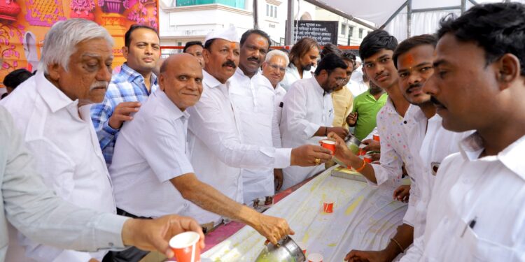 सोलापुरात पी बी ग्रुपने जपली सामाजिक बांधिलकी ; चंदनशिवे यांचे सिद्धेश्वर भक्तांनी केले कौतुक