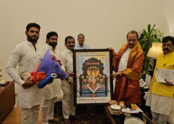 तिळगुळ, सिद्धरामेश्र्वरांची प्रतिमा भेट देत लाडक्या दादांना किसन भाऊंच्या शुभेच्छा