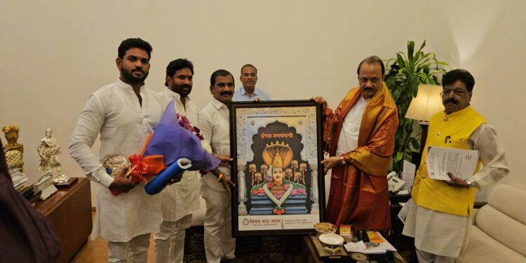 तिळगुळ, सिद्धरामेश्र्वरांची प्रतिमा भेट देत लाडक्या दादांना किसन भाऊंच्या शुभेच्छा