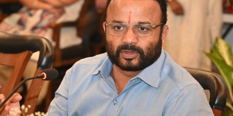 काय राव ! नव्या पालकमंत्र्यांचा पहिलाच दौरा अन् तो ही काँग्रेस नेत्याच्या चित्रपट थिएटरच्या उद्घाटनासाठी