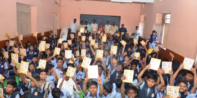 कुचन प्रशालेत वह्या वाटप | बावनकुळे यांच्या वाढदिनी अक्षय अंजिखाने यांचा उपक्रम