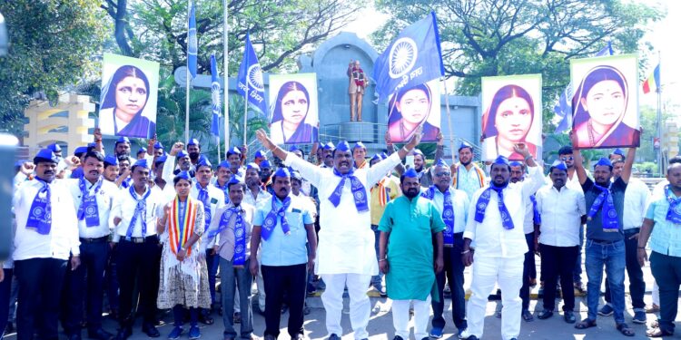 सोलापूर भीम सैनिकांचा जल्लोष अन् प्रशासकीय अधिकाऱ्यांचा झाला सत्कार