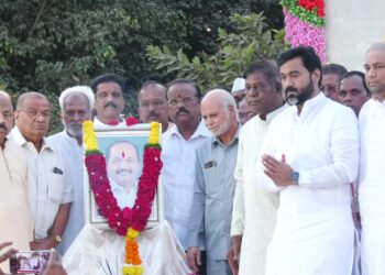 अनेकांना अश्रू अनावर तर गहिवरलेल्या वातावरणात श्रद्धांजली ; कोठे कुटुंबियांच्या पाठीशी राहण्याचा सर्वपक्षीय निर्धार