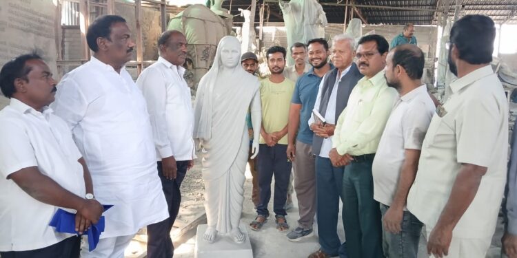 त्यागमूर्ती माता रमाई यांच्या पुतळ्याची पाहणी ; काम अंतिम टप्प्यात