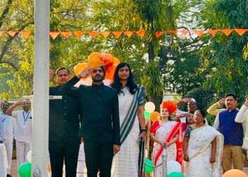 सिईओ कुलदिप जंगम यांच्या हस्ते सोलापूर जिल्हा परिषदेत ध्वजारोहण