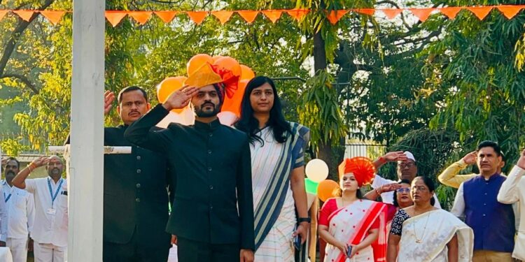 सिईओ कुलदिप जंगम यांच्या हस्ते सोलापूर जिल्हा परिषदेत ध्वजारोहण