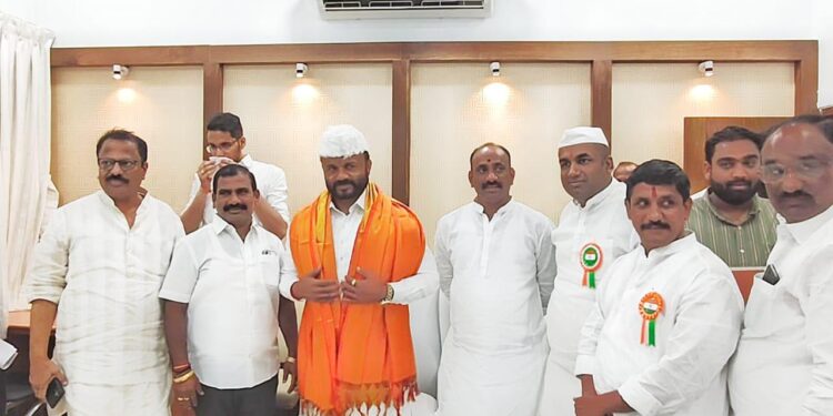 पालकमंत्री जयकुमार गोरे यांचा इच्छा भगवंताची मित्र परिवाराच्या वतीनं सत्कार