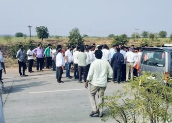 सोलापूर मंगळवेढा रोडवर भीषण अपघातात एक जण जागीच ठार ; दुचाकी गाडीचा चुराडा