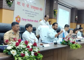 आमदार समाधान आवताडे, राजू खरे, खा. ओमराजे या विषयात आक्रमक ; पालकमंत्र्यांनी दिली या भाषेत अधिकाऱ्यांना तंबी