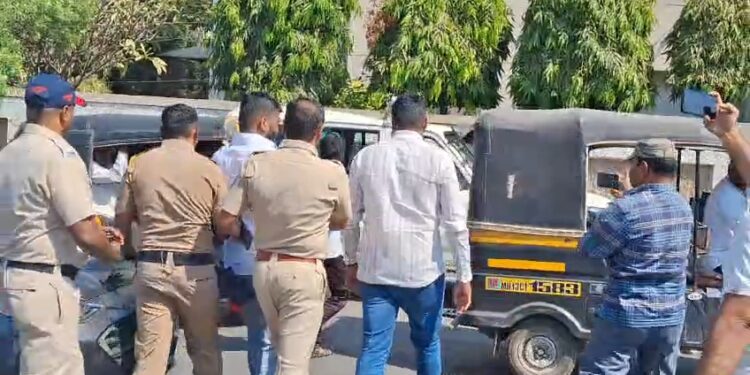 सोलापुरात भाजपच्या कार्यकर्त्याला पोलिसांनी घेतले ताब्यात ; नूतन पालकमंत्र्यांचे….