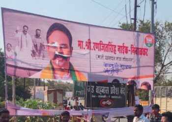 अकलूज मध्ये बॅनर फाडण्याची परंपरा ; जयकुमार गोरे नंतर रणजितसिंह निंबाळकर यांची बारी ; राम सातपुतेंकडून निषेध