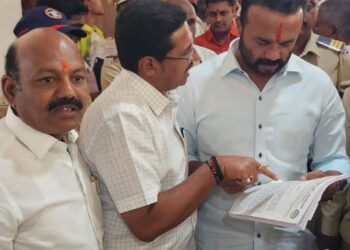 महापालिकेचे तत्कालीन वैद्यकीय अधिकारी डॉ. वाय. एच. पलोलू यांना पुन्हा सेवेत घ्या