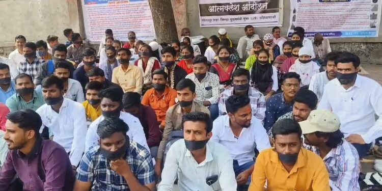 मुख्यमंत्री, आम्हाला मुदतवाढ द्या ! सोलापुरात शेकडो युवकांचे आत्मक्लेष आंदोलन