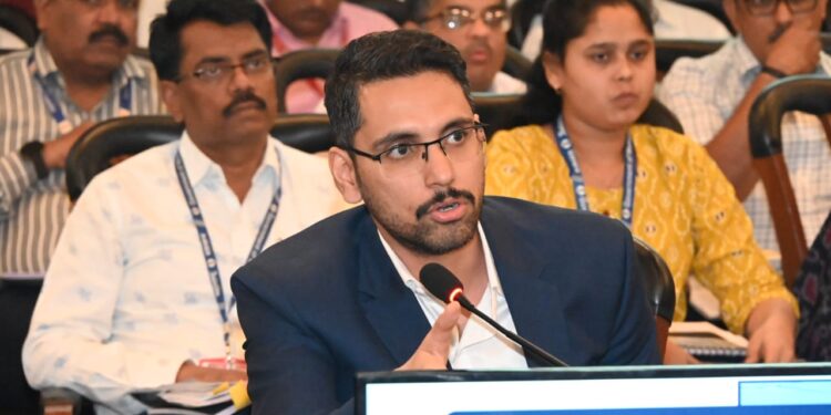 सोलापूरच्या जिल्हाधिकाऱ्यांचे अजित दादांसमोर जोरदार प्रेझेंटेशन ; सादर केला 861 कोटींचा वार्षिक आराखडा ; दादांनी दिल्या या सूचना