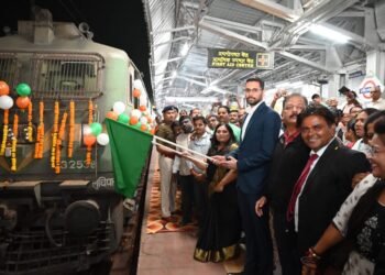 सोलापूर जिल्हाधिकाऱ्यांनी दाखवला हिरवा झेंडा ; तब्बल 800 नागरिक निघाले… आनंद..उत्साह