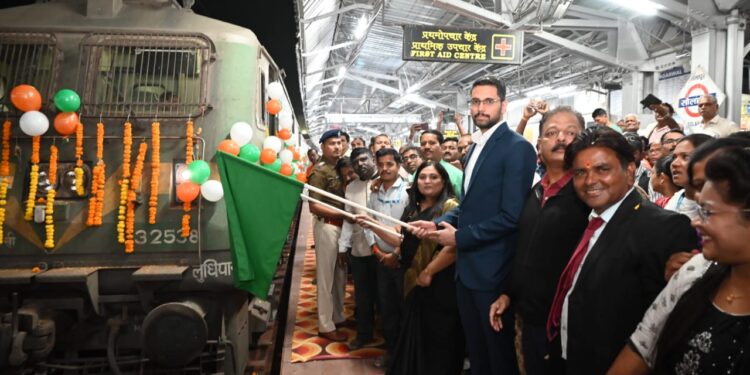 सोलापूर जिल्हाधिकाऱ्यांनी दाखवला हिरवा झेंडा ; तब्बल 800 नागरिक निघाले… आनंद..उत्साह