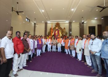 सोलापुरात ढोल ताशाच्या गजरात विराजमान झाले शिवराय ; या दोन आमदारांची उपस्थिती