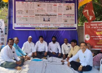 सोलापुरात मागासवर्गीय शिक्षक संघटनेचे धरणे आंदोलन ; गटशिक्षणाधिकारी आरबळे यांची वाढणार अडचण