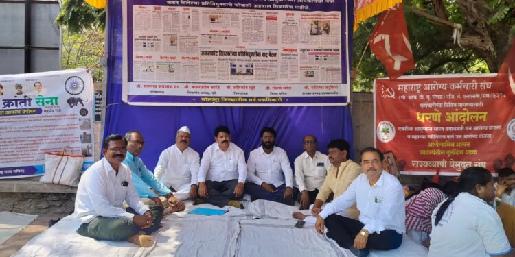 सोलापुरात मागासवर्गीय शिक्षक संघटनेचे धरणे आंदोलन ; गटशिक्षणाधिकारी आरबळे यांची वाढणार अडचण