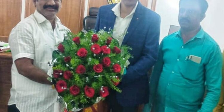 स्वच्छता, पाणीपुरवठा, रस्ता, वाहतूक, वीज, आरोग्य व शिक्षणाला प्राधान्य द्या ; इच्छा भगवंताची परिवार नव्या आयुक्तांच्या स्वागताला