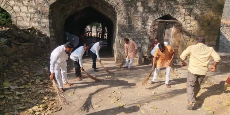 राष्ट्रवादी काँग्रेस तर्फे भुईकोट किल्ल्याची स्वच्छता ; विद्यार्थ्यांचा उत्स्फूर्त प्रतिसाद