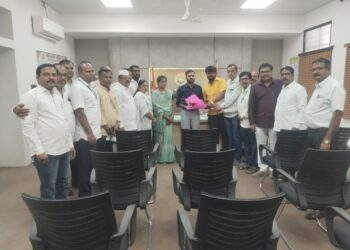 लिंगायत कर्मचारी संघटनेच्या वतीने सीईओ कुलदीप जंगम यांचा सत्कार