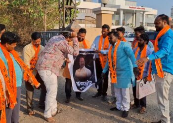 सोलापुरात संभाजी ब्रिगेडने प्रशांत कोरटकरला दिला जोड्यांचा प्रसाद